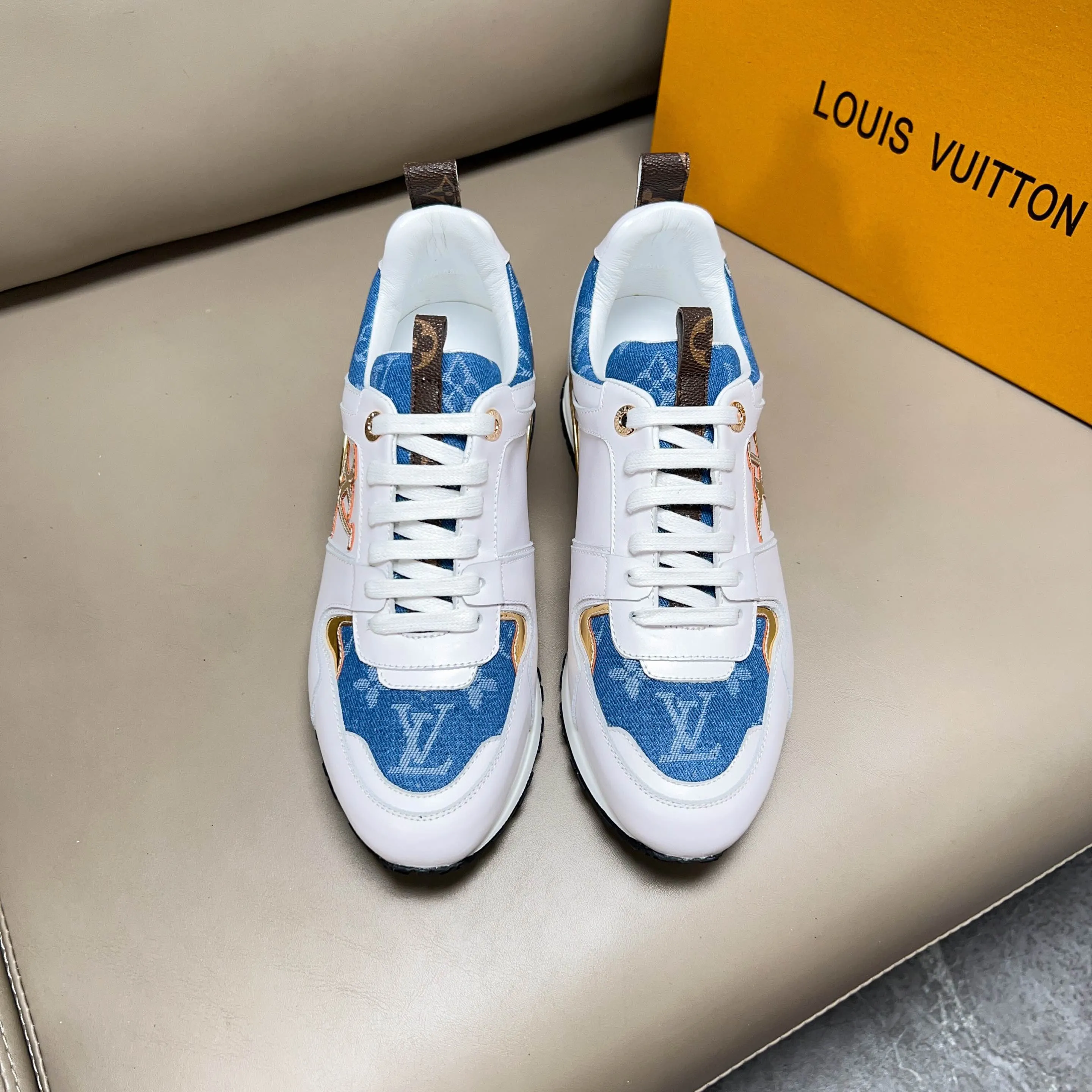 Factory price: 440💰【LV】Male and female couples model, sold simultaneously at counters, original classic 1:1 copy, original designer design, imported calf + sheepskin lining, L gold unique design on both sides, fashionable and trendy. 🔍🔍Original quality @ No pressure to enter and leave the counter at will, the original replica outsole is suitable for all kinds of travel, making it worth owning. Welcome all sellers to sell in the picture above. We can send one piece on behalf of you. Male size: 38-44 (can be customized to 45 sizes), female size: 35-39 (can be customized to 40 sizes)